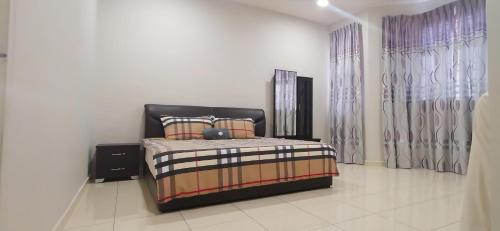 a bedroom with a bed in the corner of a room at Relax Inn 200 旅安居 -3BR homestay near Alor Setar Mall in Alor Setar