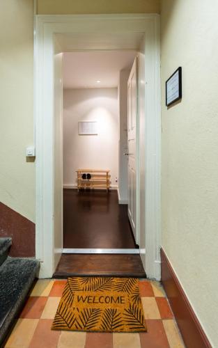 a hallway with a welcome sign on the floor at Historische Wohnung im Herzen der Thuner Altstadt in Thun