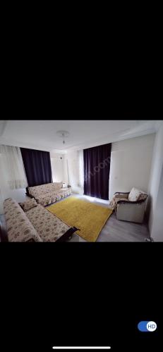 - une chambre avec un lit et une couverture jaune dans l'établissement Daire 2+1, à Dalaman