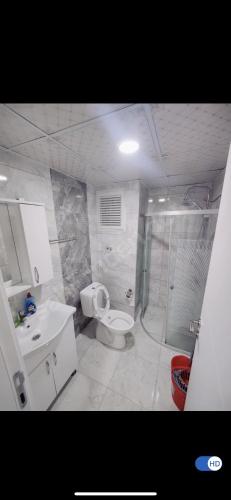 La salle de bains est pourvue d'une douche, de toilettes et d'un lavabo. dans l'établissement Daire 2+1, à Dalaman