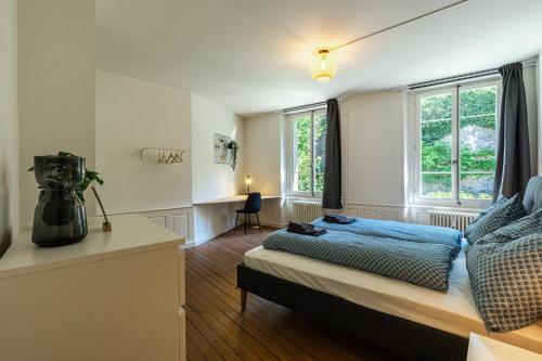 Schlafzimmer mit einem Bett und einem Fenster in der Unterkunft Historische Wohnung im Herzen der Thuner Altstadt in Thun