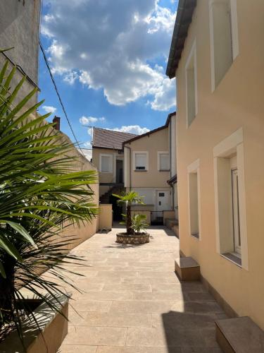 una pasarela entre dos edificios en un patio en Résidence DESCHAMPS en Montluçon