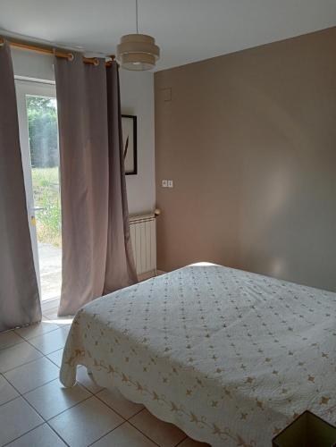 une chambre avec un lit blanc et une fenêtre dans l'établissement Repos et calme, à Montain