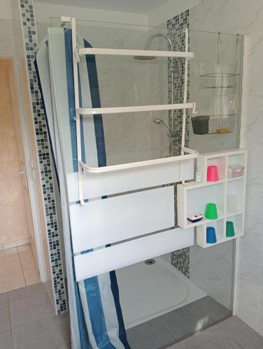 une salle de bain avec un lavabo et un miroir dans l'établissement Repos et calme, à Montain