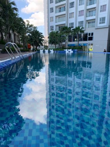 a swimming pool at a hotel with blue water at Hoa Homestay Hạ Long 2909 in Ha Long