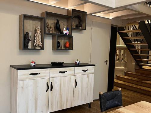 une armoire en bois dans une pièce avec un escalier dans l'établissement Appartement haut de gamme 113m², 6/8 pers, plein centre, 4 chambres, prestations de qualité - FR-1-234-280, à Cauterets