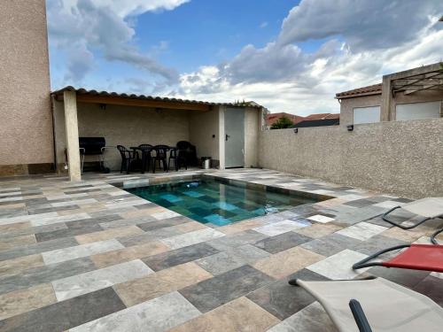 - une piscine au milieu d'un patio dans l'établissement Maison- Elne (66) - FR-1-225-772, à Elne