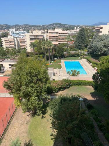 une vue aérienne d'une piscine dans une ville dans l'établissement Vue mer sublime - Piscine & activités sur place, à Juan-les-Pins