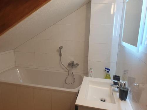 ein Badezimmer mit einem Waschbecken und einer Badewanne in der Unterkunft Waterfalls Apartment in Triberg