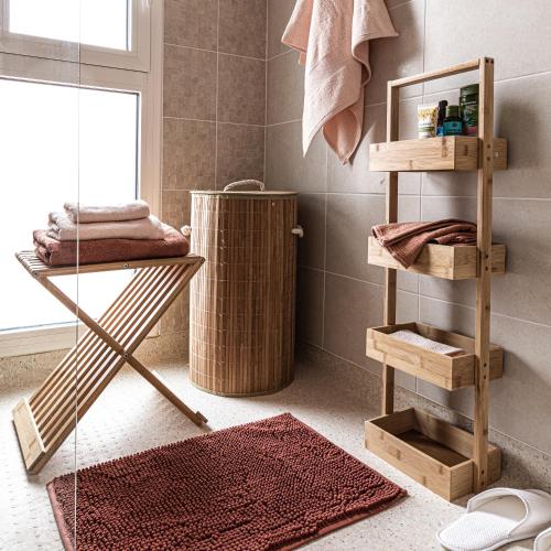 une salle de bain avec une étagère en bambou et un porte-serviettes dans l'établissement Résidence de Rueil-Malmaison, à Rueil-Malmaison