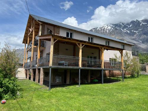 Fotografie z fotogalerie ubytování Guest House 15 v destinaci Stepancminda