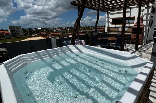 a hot tub sitting on top of a roof at Pousada Sole - D3 Experience - Preá, CE in Prea