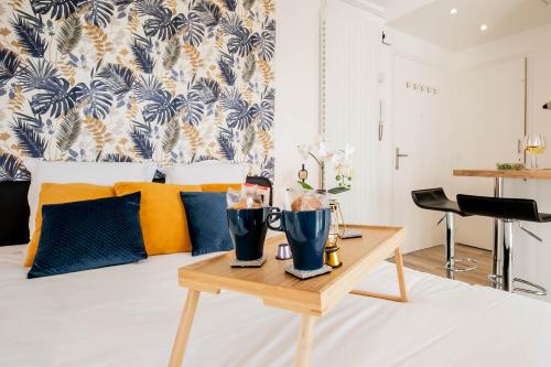 - un salon avec un lit et une table basse dans l'établissement Woody 100m du lac balcon, à Annecy