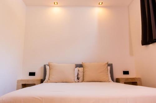洛科羅通的住宿－Villa Bosco，一间卧室配有带2个枕头的床