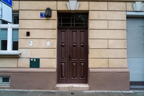 uma porta castanha do lado de um edifício em Studio Asnyka Old Town na Cracóvia