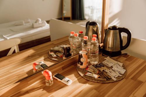 una mesa con botellas de agua y un espejo en Sole'n Blu, en Kas