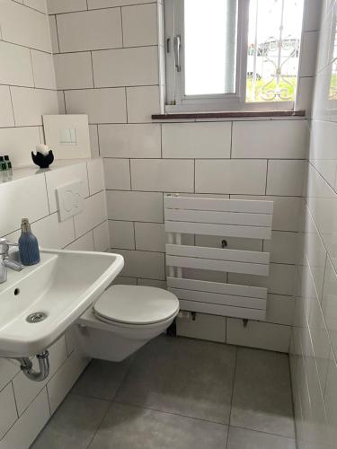 諾斯羅馳的住宿－Großzügiges Design Komfort-Appartement 60 qm，白色的浴室设有卫生间和水槽。
