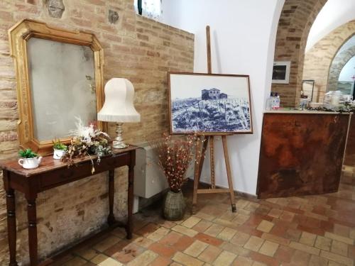 a room with a mirror and a table with a lamp at IL CASALE B&B in Cupello