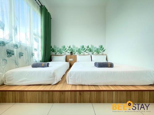 - 2 lits installés à côté d'une fenêtre dans une pièce dans l'établissement Amber Cove Impression City Melaka City Center 8 min to Jonker Street, à Malacca