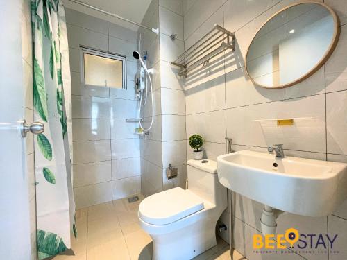 een badkamer met een wastafel, een toilet en een spiegel bij Amber Cove Impression City Melaka City Center 8 min to Jonker Street in Melaka
