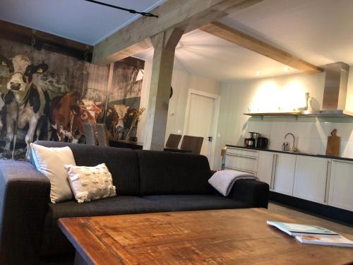 Erve Volthebrook في Rossum: غرفة معيشة مع أريكة وطاولة