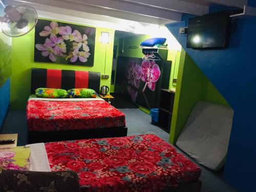 Postel nebo postele na pokoji v ubytování Lily Haven Hotel C-1