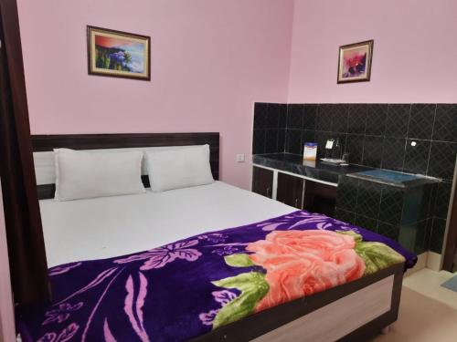Un dormitorio con una cama con una flor. en Goroomgo Jagannath Inn Puri Near Sea Beach, en Puri