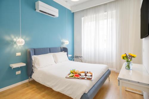 - une chambre bleue avec un lit et un plateau/bouilloire dans l'établissement Le Suite di Bluemoon, à Cagliari
