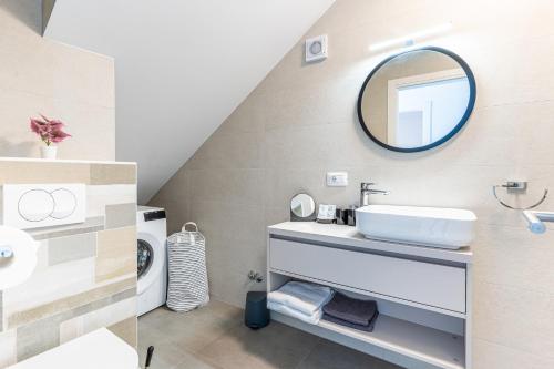 Koupelna v ubytování New 4 star apartment M&A in town Cres