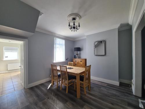 a dining room with a table and chairs at Brownlow Townhouse 3 bedroom ideal for contractors and visitors in Lurgan