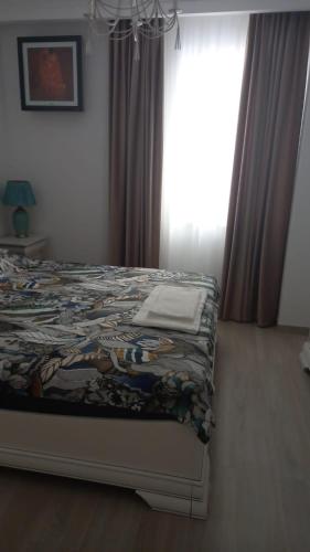 een slaapkamer met een bed en een raam bij Campus in Constanţa