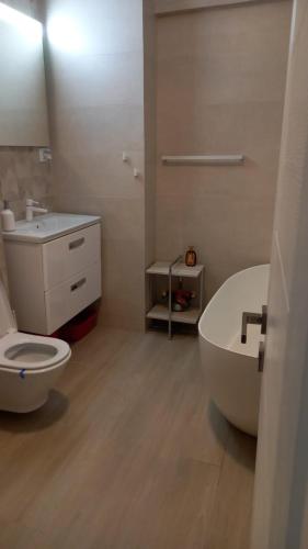 een badkamer met toilet, bad en wastafel bij Campus in Constanţa