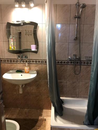 Kúpeľňa v ubytovaní Camping Zakopane Willa Skoczek oferta nie dotyczy noclegu w pokoju ,w namiocie ręczniki woda mineralna , kołdra poduszki lub śpiwory