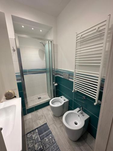 een badkamer met een douche, een toilet en een wastafel bij Camere private vista Faraglioni - Aci Trezza in Aci Castello
