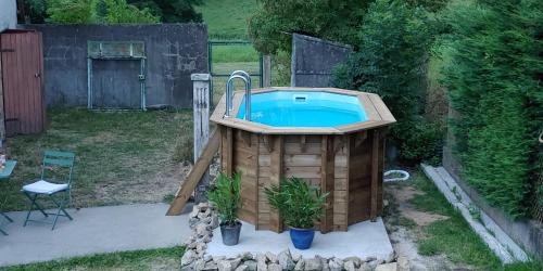 una bañera de hidromasaje en un patio trasero con 2 macetas en Macorn, 