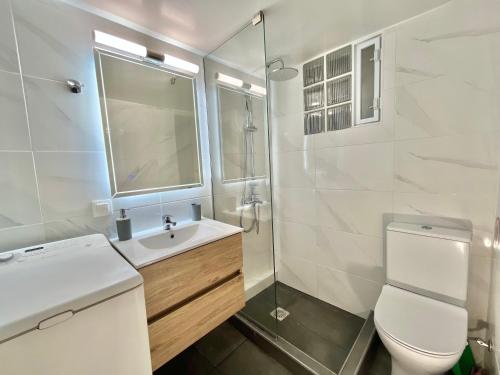 Bilik mandi di New City Apartment Neos Kosmos