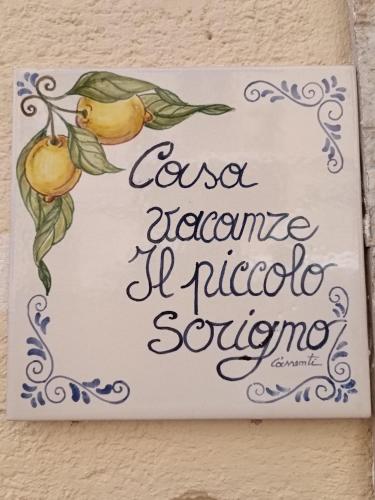 un panneau sur un mur avec une branche de citron dans l'établissement Il Piccolo Scrigno, à Palerme