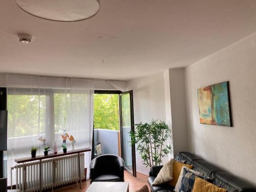 een woonkamer met een bank en een raam bij Ruhige und erholsame Wohnung mit Balkon in Göttingen