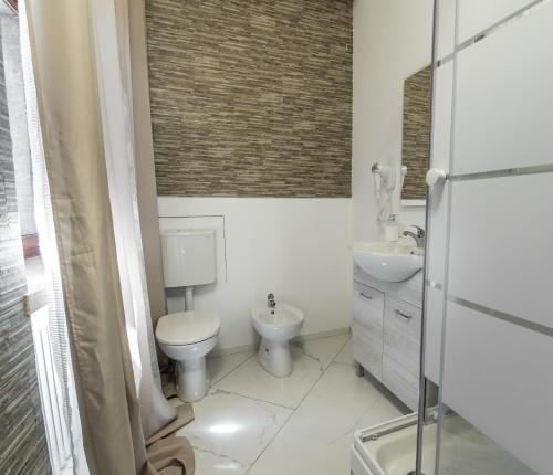 a bathroom with a toilet and a sink at Villa Vitti's - Verona est in San Martino Buon Albergo