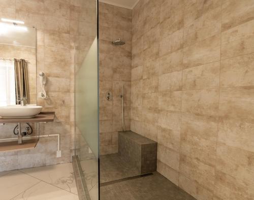 y baño con ducha y lavamanos. en Villa Vitti's - Verona est, en San Martino Buon Albergo