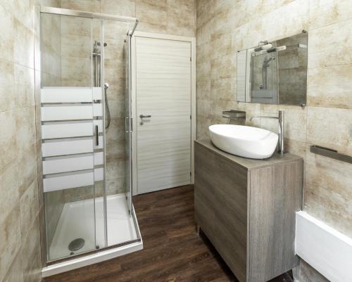 a bathroom with a sink and a shower at Villa Vitti's - Verona est in San Martino Buon Albergo