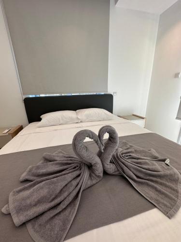 Ένα ή περισσότερα κρεβάτια σε δωμάτιο στο Valerian Palm Villas - Napa's Secret Escape