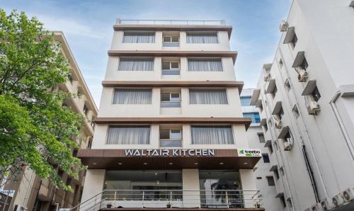 Um edifício alto com um sinal de cozinha Walker. em Treebo Trend PL Grand Vishakapatnam em Visakhapatnam