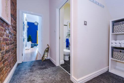 Fotografie z fotogalerie ubytování LARGE DUPLEX Apartment in CITY CENTRE! LIME STREET! FOOTBALL! Ideal for Stag and Hen Do Stays! v destinaci Liverpool