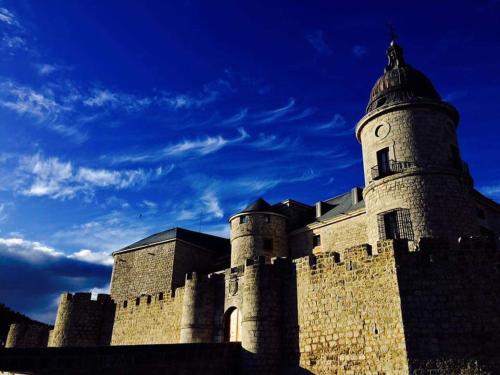 un castillo con una torre encima en El Rincón del Alma Mía, en Simancas