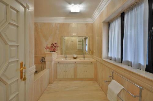 W łazience znajduje się umywalka i lustro. w obiekcie Porto Concept Home - University Residence & Guesthouse - Pólo II Areosa w Porto