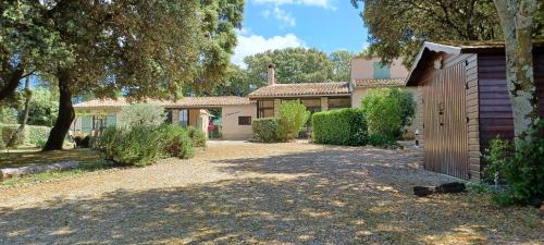 Photo de la galerie de l'établissement L' Homme de fer - gîte Kathy, à Bédoin