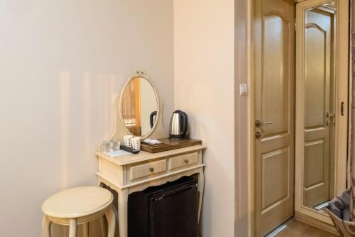 einen Schminktisch mit einem Spiegel und einem Stuhl in der Unterkunft Felicity Hotel İstanbul in Istanbul