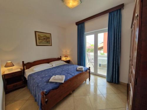 una camera con letto e porta scorrevole in vetro di LAURA A2, 5 minutes of walking to the beach a Novigrad Istria