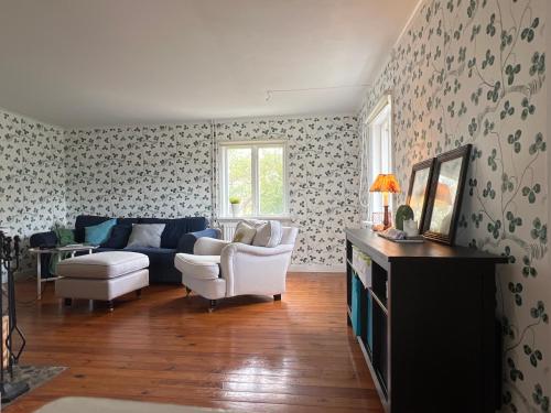 Gotland East Coast في Huse: غرفة معيشة مع أريكة وكرسي